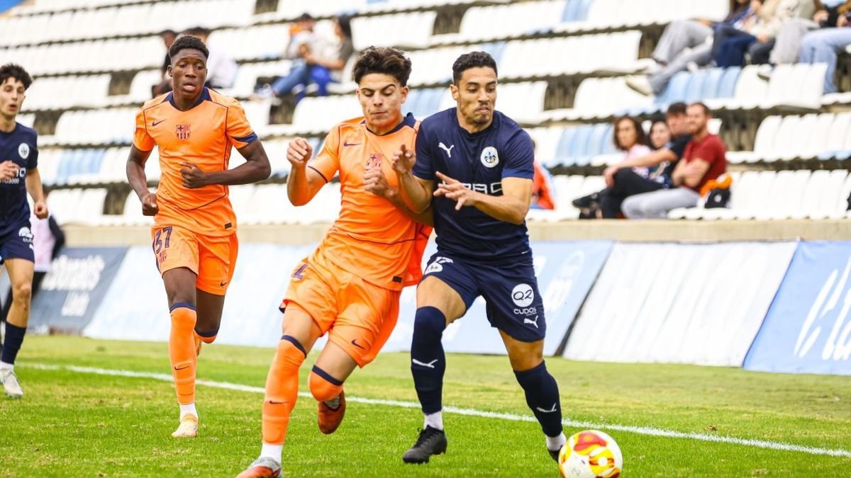 Gio Navarro pugna per la possessió amb un jugador blaugrana. - INGRID SEGURA