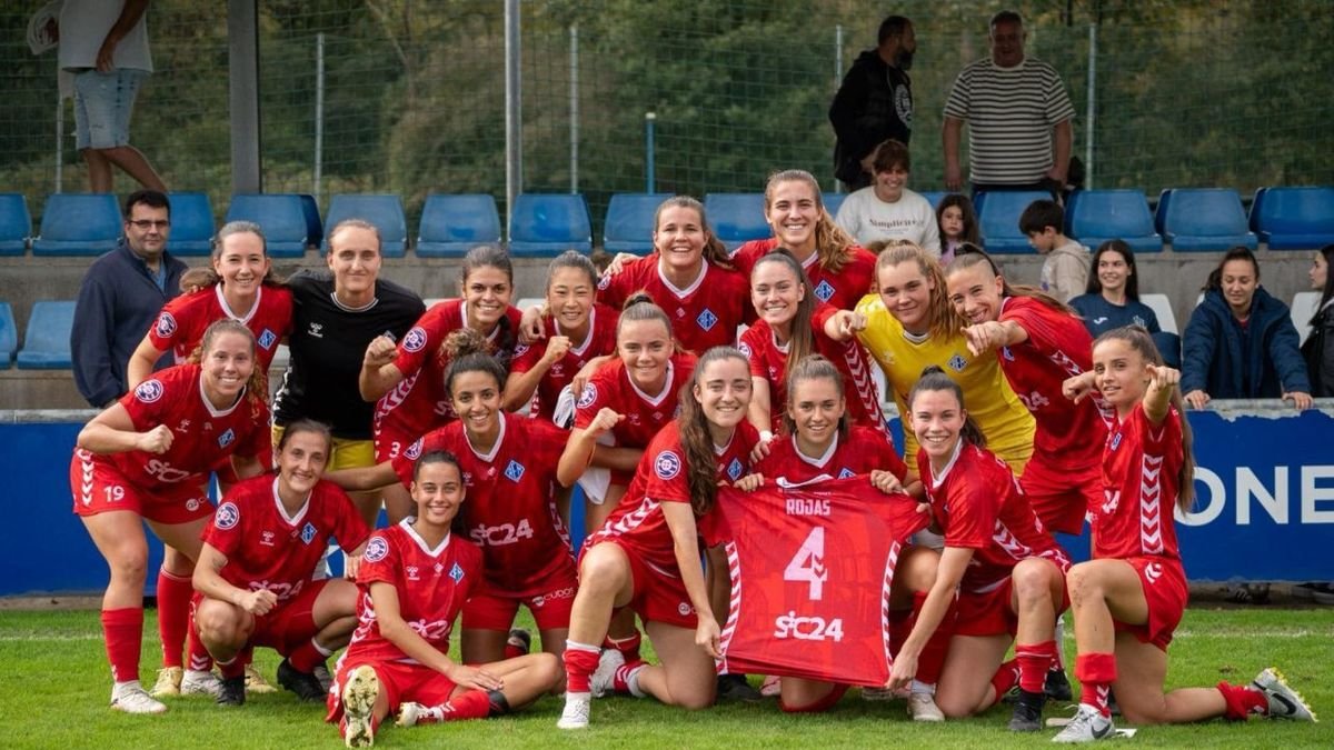 Les jugadores de l’AEM celebren la victòria, mostrant la samarreta de la lesionada Paula Rojas. - PAU PASCUAL PRAT