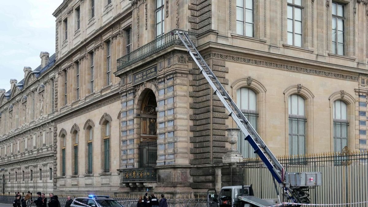 Els lladres van abandonar vora el museu el camió amb l’escala després de perpetrar l’audaç robatori. - STEPHANE DE SAKUTIN/AFP/EUROPA PRESS