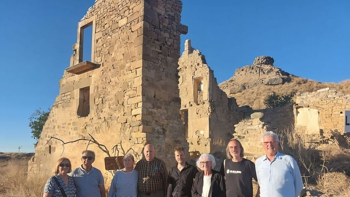 Visita guiada amb els últims residents de les masies de l’Ofegat, l’historiador Jaume Ramon i el director de l’Arxiu Comarcal de l’Urgell. - ROGER ALTISENT