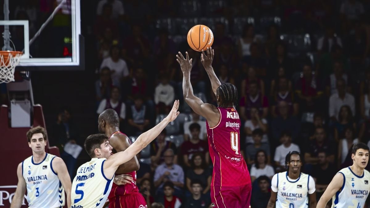 Caleb Agada va tenir molts problemes per crear-se espai per llançar davant de la defensa valenciana. - ACB PHOTO/POL PUERTAS