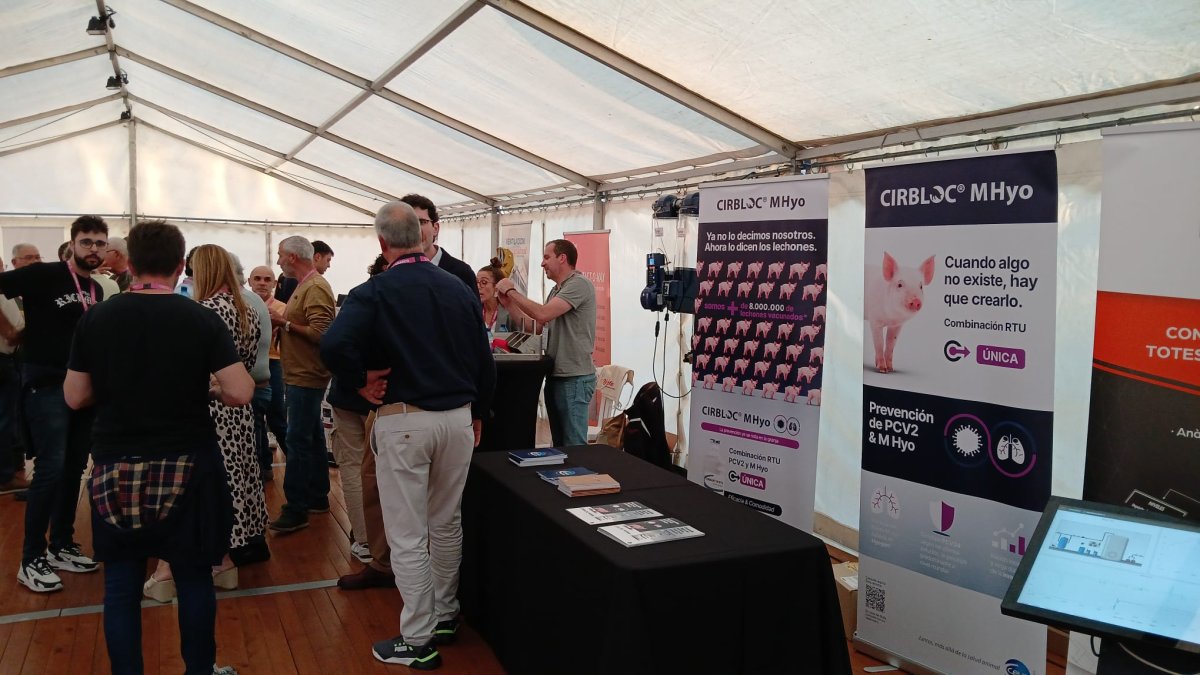 La jornada va comptar amb un espai expositiu per a una desena d’empreses del sector.