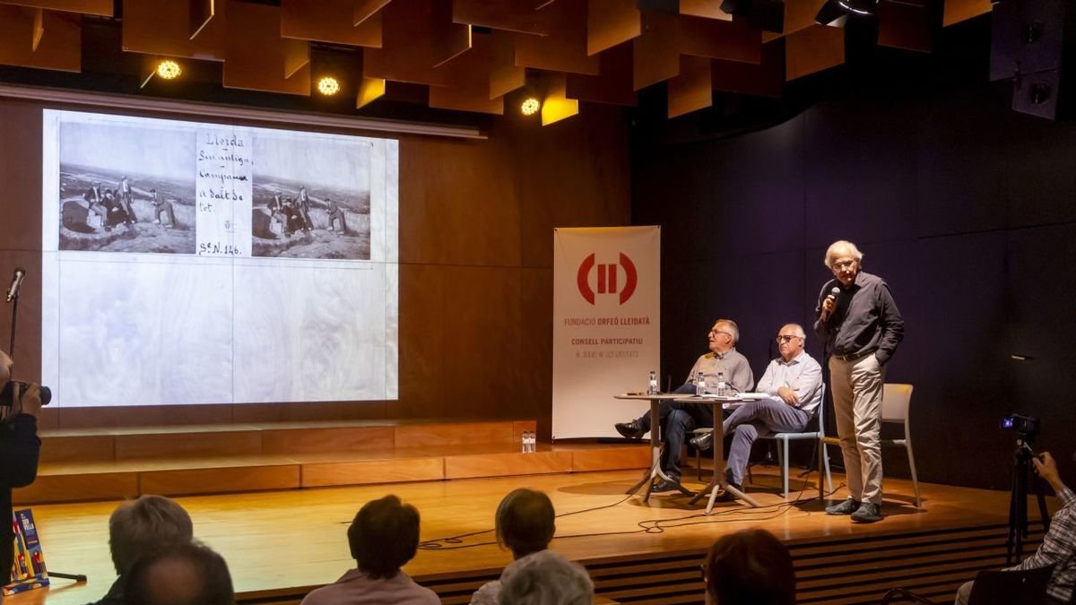 González, Herrera i Mestre, ahir en l’activitat a l’Espai Orfeó, amb projecció de fotos antigues. - JORDI ECHEVARRIA
