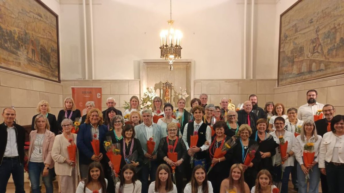 Foto de grup al final del concert coral diumenge a la tarda a l’ermita Mare de Déu del Merli d’Alguaire. - CONSELL COMARCAL DEL SEGRIÀ