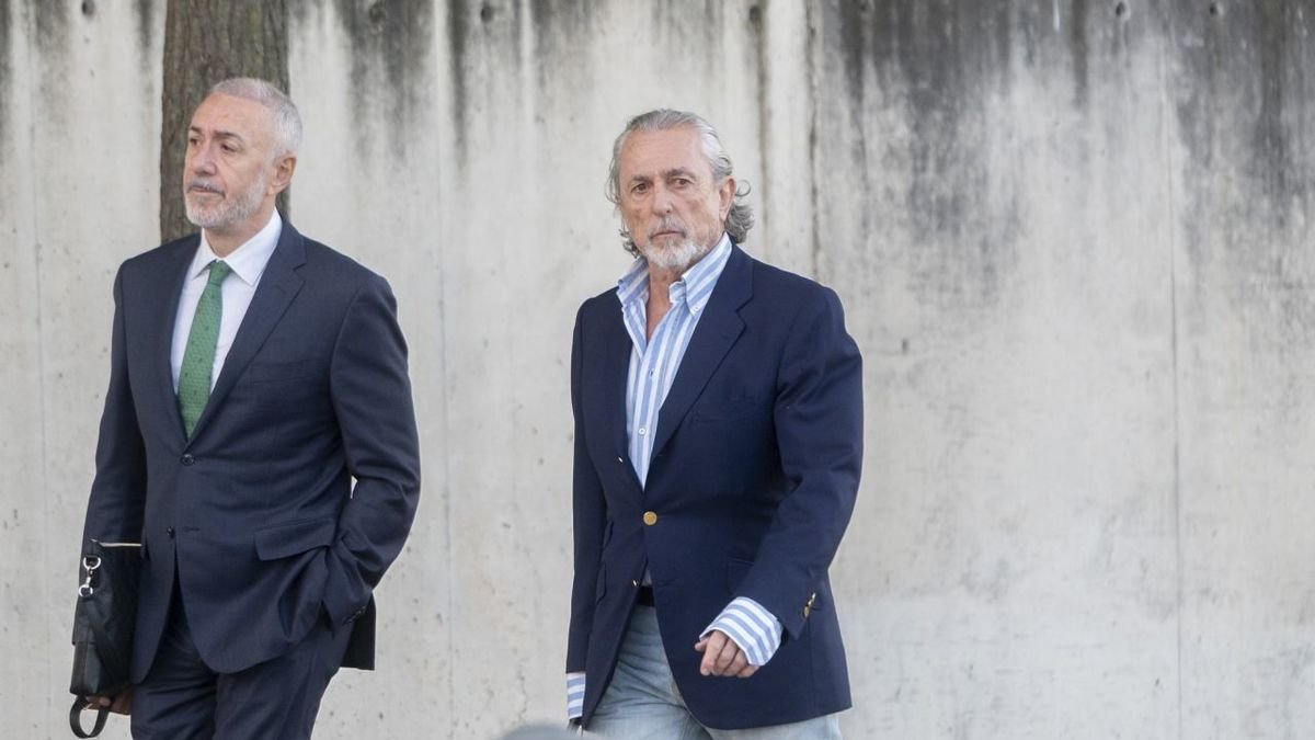 Francisco Correa a l’arribar a l’Audiència amb el seu advocat. - EUROPA PRESS