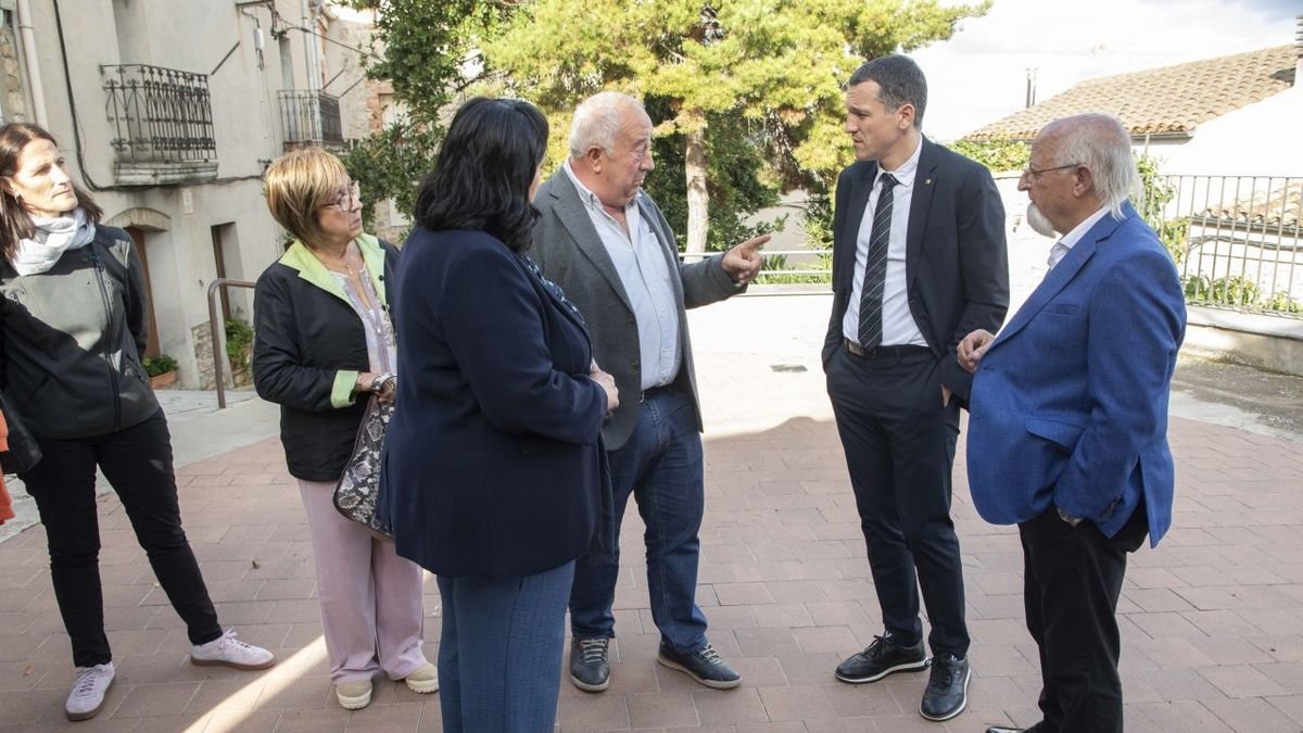 El conseller d’Agricultura, Òscar Ordeig, ahir durant una visita a Talavera. - C. M