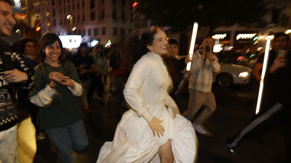 Carrera sorpresa de Rosalía hacia Callao en Madrid el lunes. - EFE
