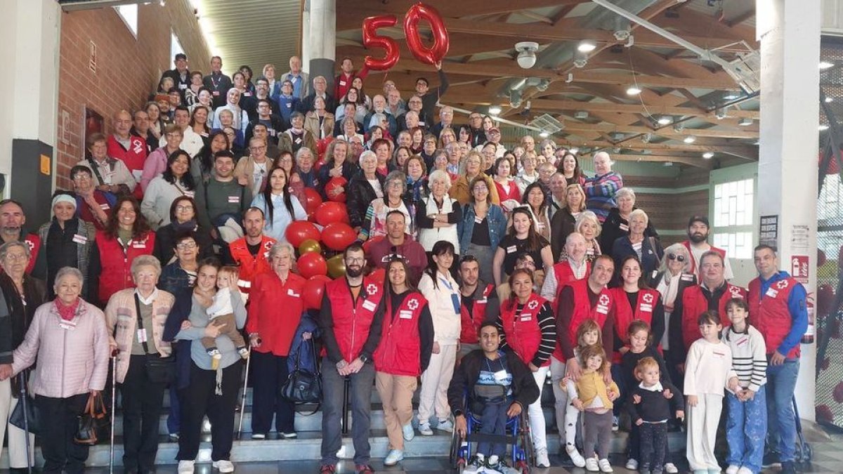 Foto de familia de los participantes en la celebración del medio siglo de Creu Roja en el Pallars Sobirà. - CREU ROJA LLEIDA