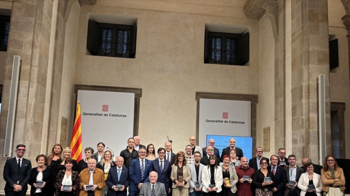 El President Illa, ayer en el Palau de la Generalitat con representantes de los 26 comercios distinguidos. - GENERALITAT