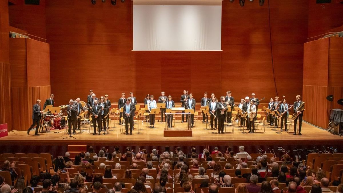 Más de 430 espectadores disfrutaron ayer del concierto de la Banda Municipal de Lleida en el Auditori. - ÀLEX SAMPER