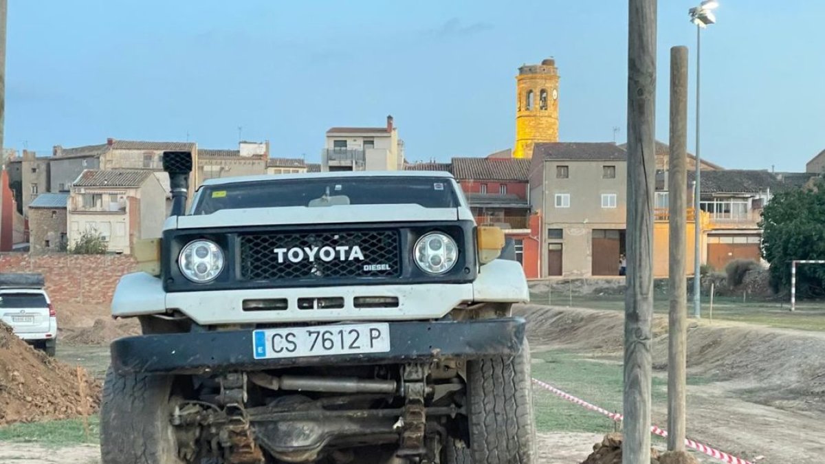 Un coche probando el circuito, con el municipio de fondo.