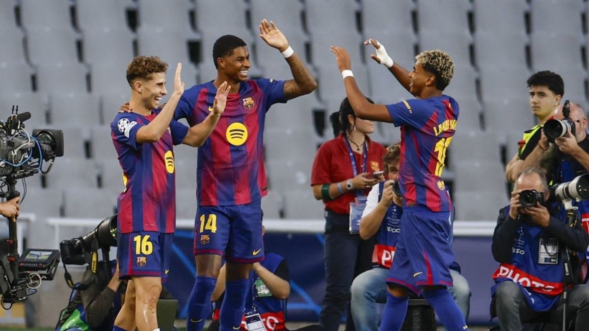 Fermín, Rashford y Lamine Yamal, los tres goleadores de ayer, festejan uno de los seis tantos. - EUROPA PRESS