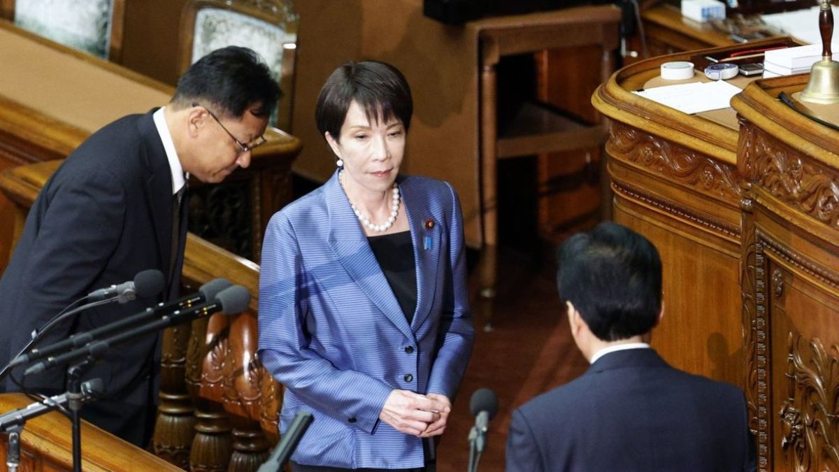 Sanae Takaichi emitiendo su voto durante la sesión parlamentaria. - EFE