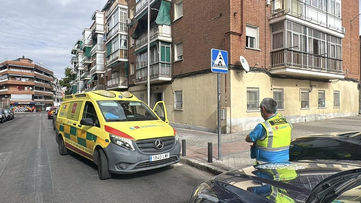 Una ambulancia bajo el edificio donde sucedió el crimen. - EUROPA PRESS