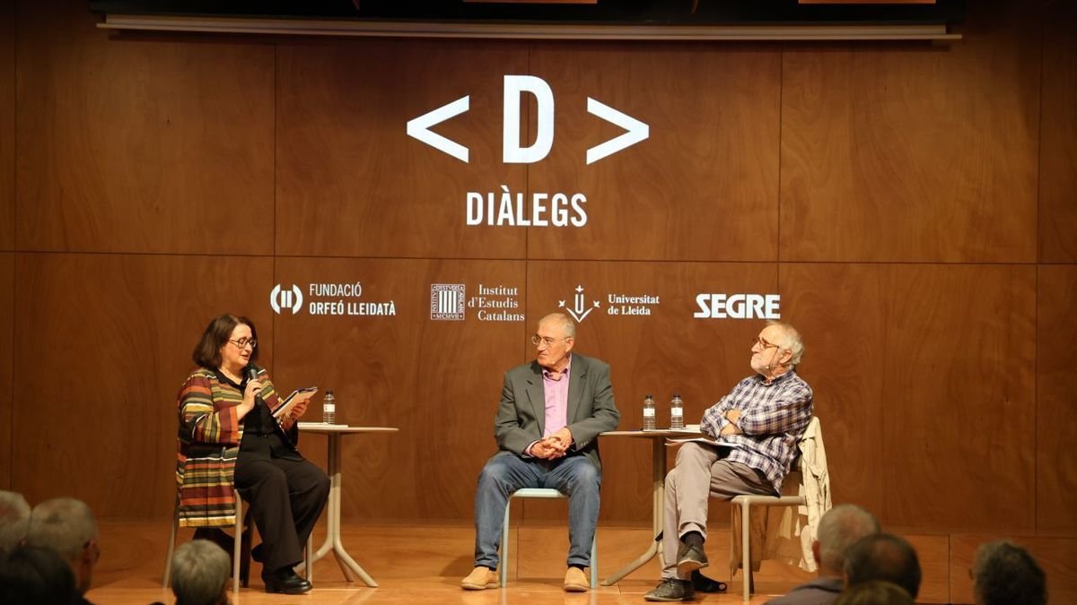 Anna Sàez moderó ayer la mesa redonda con Fidel Molina y Xavier Besalú. - AMADO FORROLLA