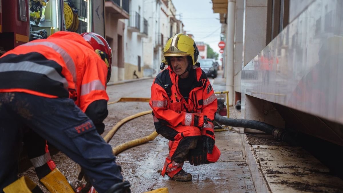 Efectivos de los Bombers trabajando en las inundaciones de Les Terres de l’Ebre. - ACN