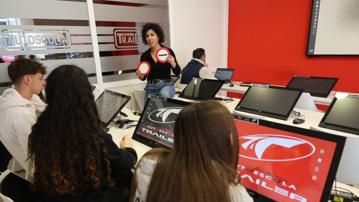 Imagen de archivo de una clase teórica en la autoescuela Trailer de Mollerussa. - JOAN GÓMEZ