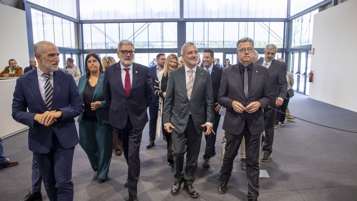 El director de la Fira, Oriol Oró, los alcaldes Larrosa y Collboni y el presidente de la Diputación, Joan Talarn, en el nuevo pabellón de la Fira. - JORDI ECHEVARRIA