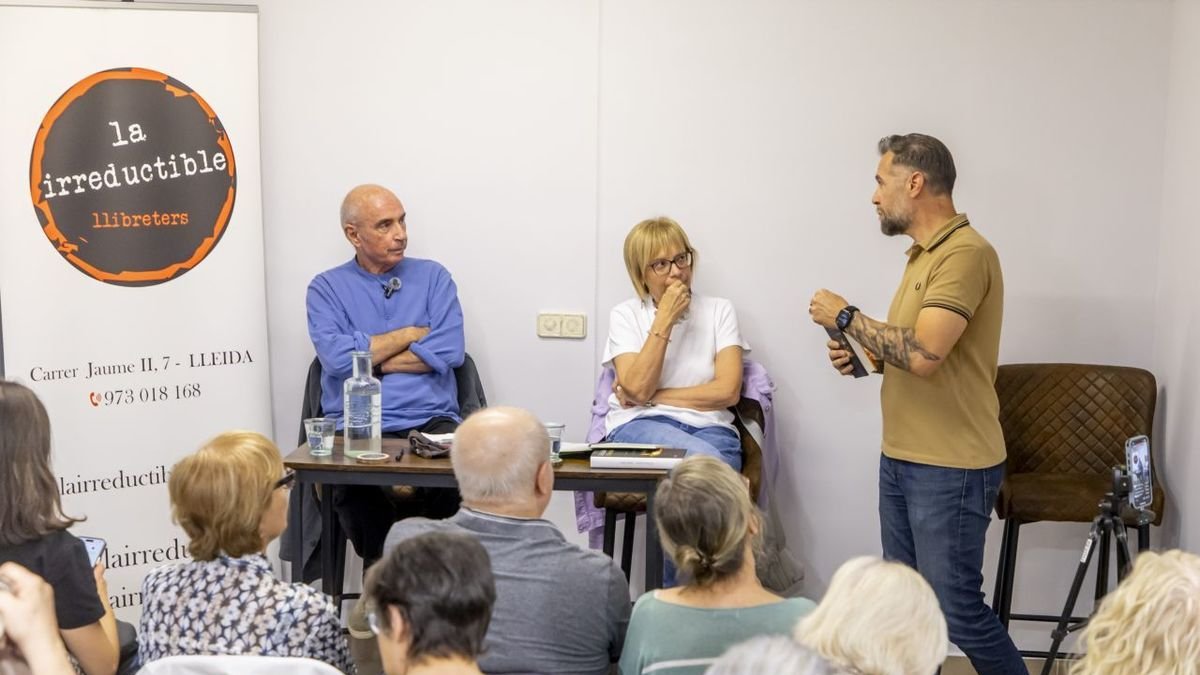 Lluís Llach presenta novel·la, ‘El llibre daurat’, a la irreductible - JORDI ECHEVARRIA