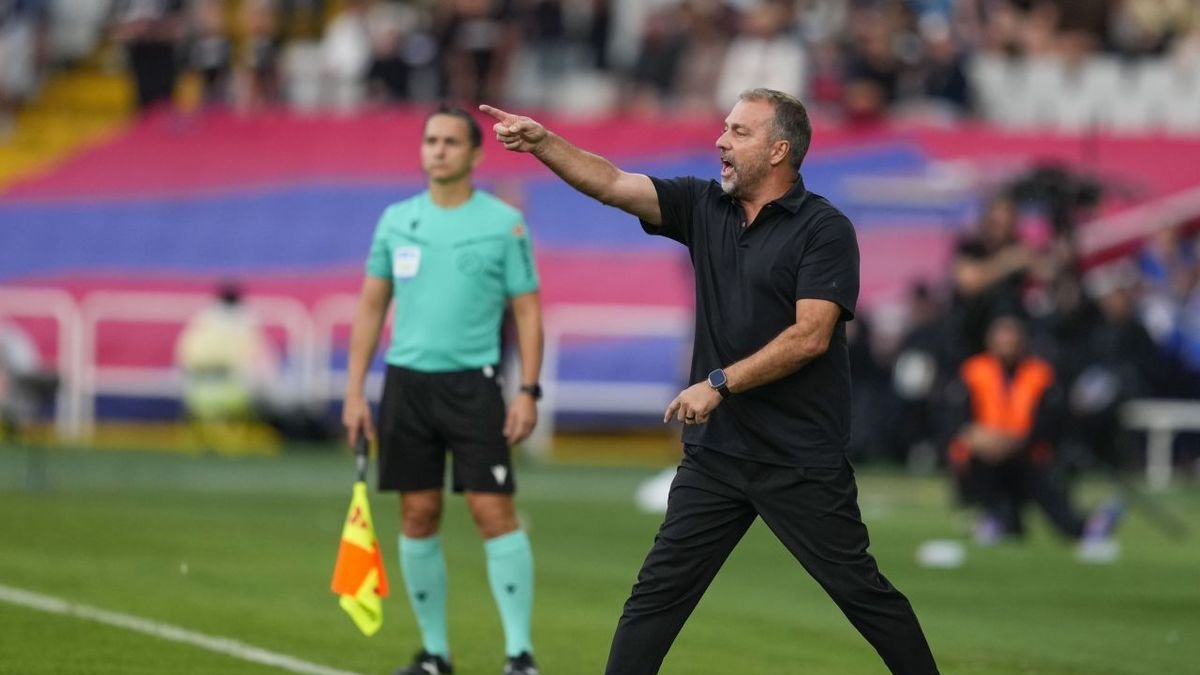 Hansi Flick gesticula en un moment del partit davant del Girona del cap de setmana passat. - EFE