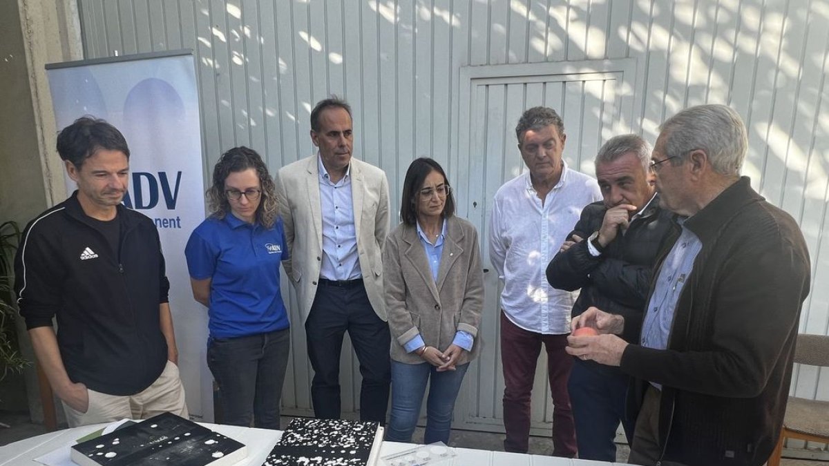Responsables de l’ADV Terres de Ponent i Meteocat, amb els granímetres. - ADV TERRES DE PONENT