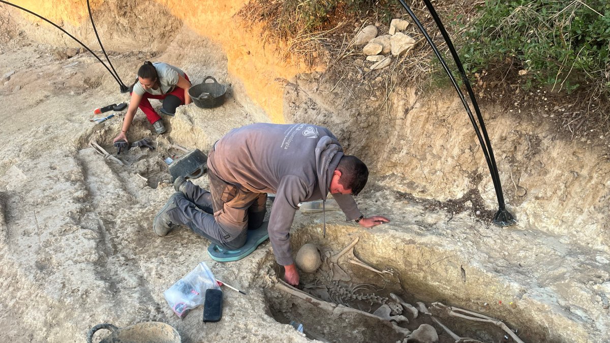 L'equip tècnic, treballant en l'excavació de la fossa a Alentorn.