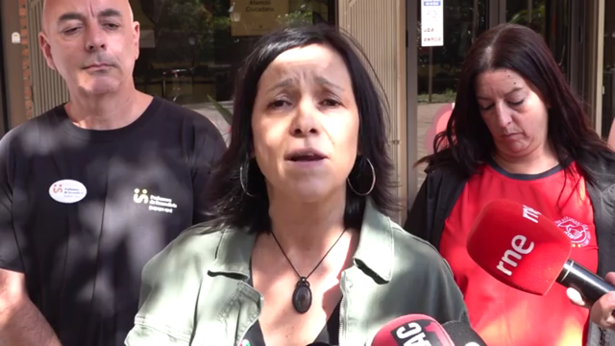 Iolanda Segura, portaveu d'USTEC, davant els micròfons.