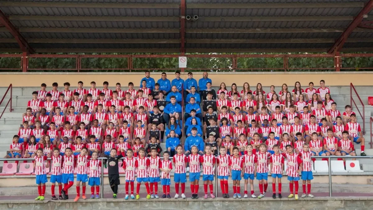 Foto de familia de todos los equipos con los que compite esta temporada el CF Agramunt.