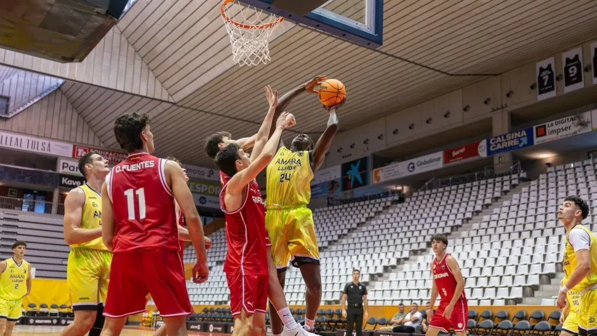 Ibou Dabo intenta anotar malgrat la defensa de dos rivals. - ACB PHOTO/SERGI GERONÈS