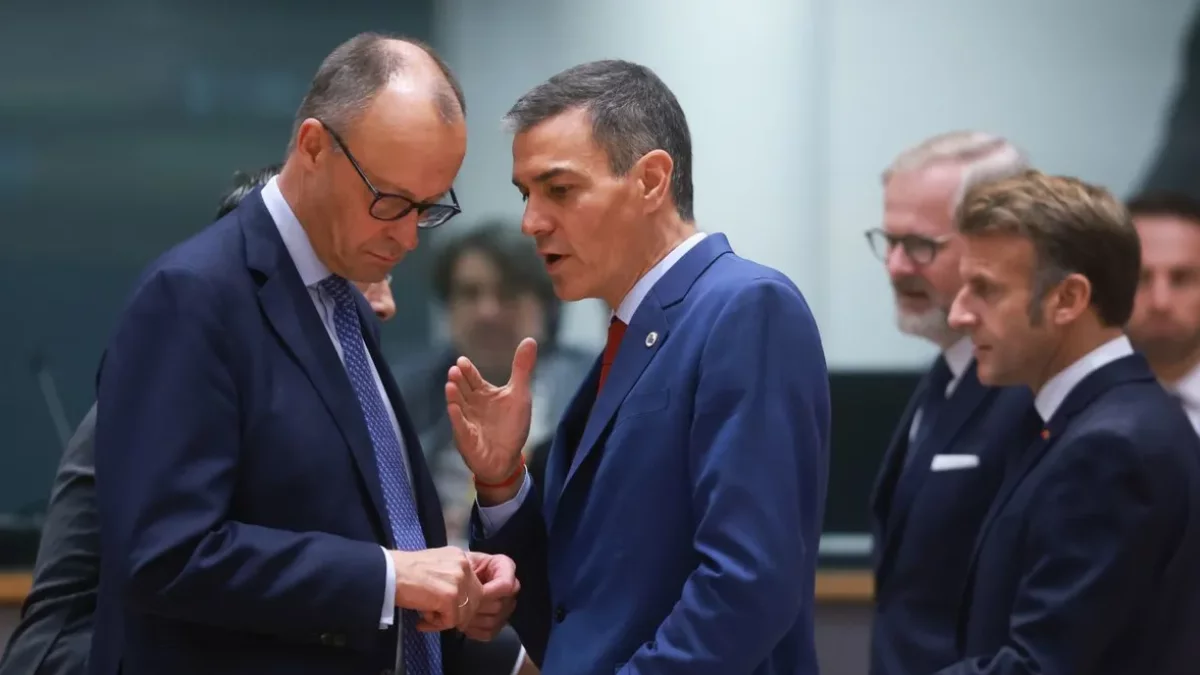 Friedrich Merz y Pedro Sánchez en la cumbre de la Unión Europea el jueves en Bruselas. - EFE
