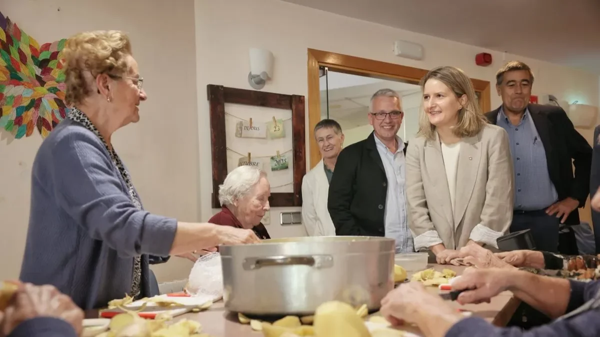 La consellera Mònica Martínez Bravo, durant una visita aquesta setmana a una residència per a la tercera edat a Girona. - GENERALITAT