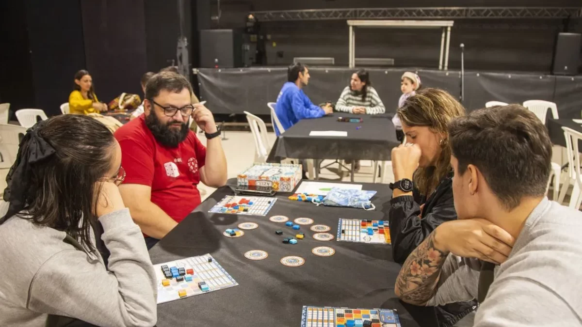 Participantes jugando ayer en la primera edición. - LAIA PEDRÓS