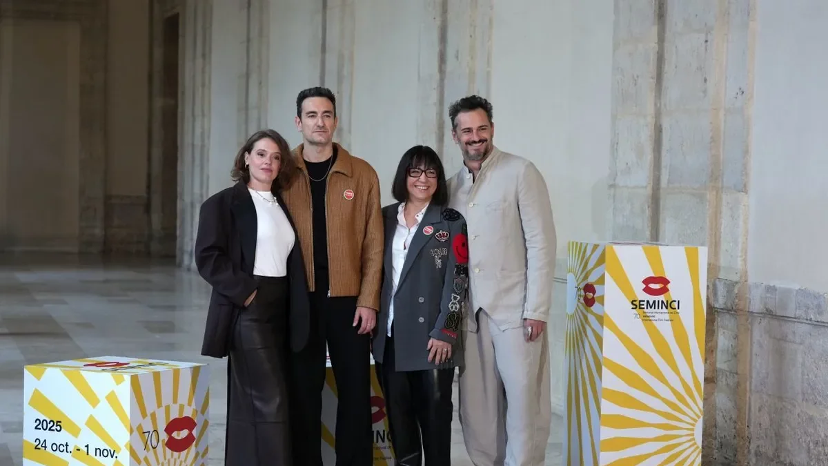 La directora y varios actores de ‘Frontera’, ayer en la Seminci. - PERE FRANCESCH