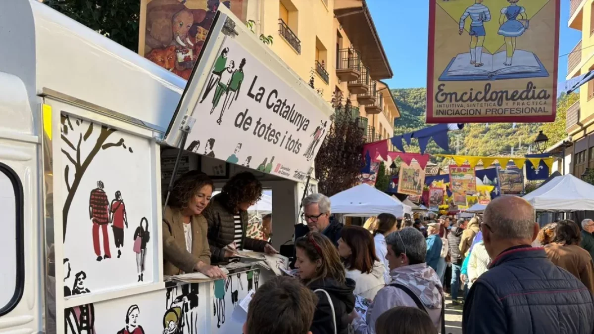 El ‘info truck’ del Govern, ayer en la Fira de la Girella en El Pont. - GOVERN