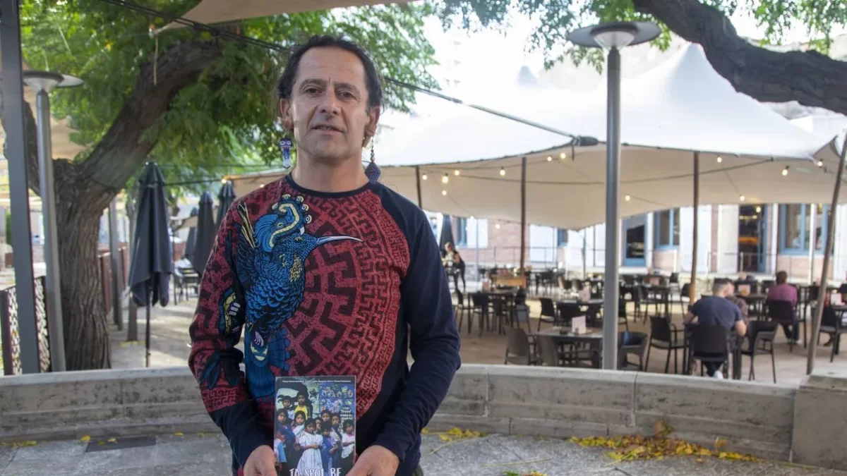 Carlos López mostra el llibre a la terrassa de l’Ateneu de Tàrrega. - LAIA PEDRÓS