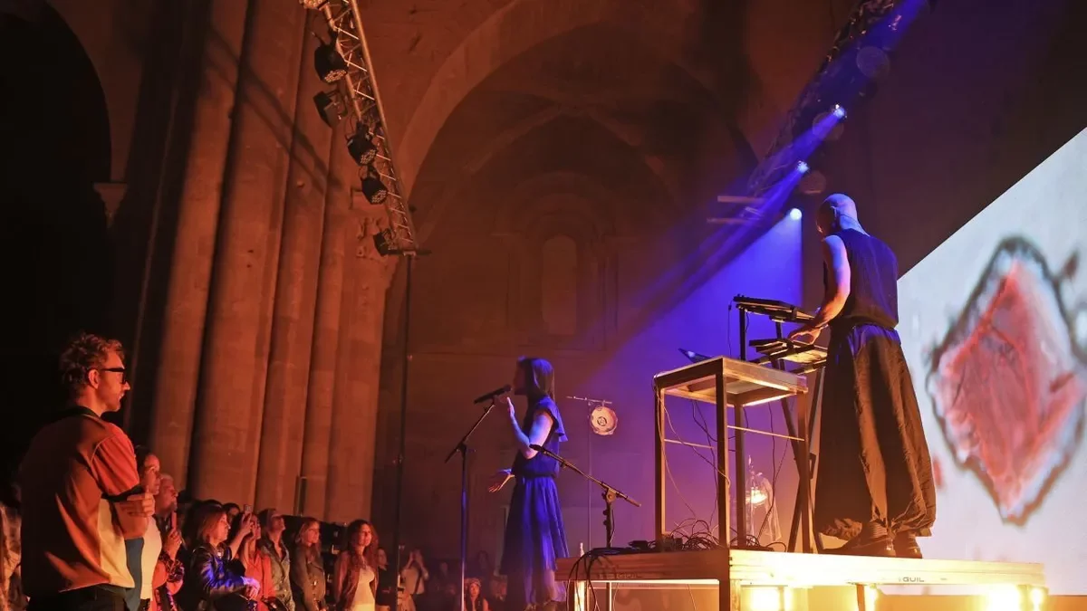 La Seu Vella va ser escenari d’un concert que va fusionar música electrònica i cant gregorià. - S.E.