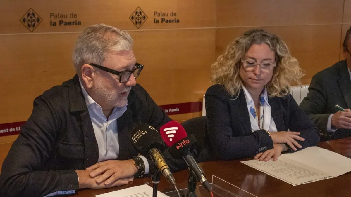L’alcalde, Fèlix Larrosa, i l’edil de Promoció Econòmica, Pilar Bosch, presentant ahir l’ordenança. - ÀLEX SAMPER