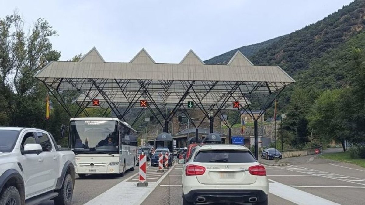 Imatge de la frontera de la Farga de Moles, que travessen cada dia els treballadors.