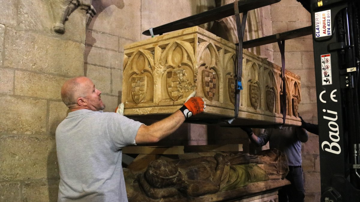 Moment de la instal·lació del sepulcre d'Àlvar I, comte d'Urgell, a l'església del monestir de les Avellanes.