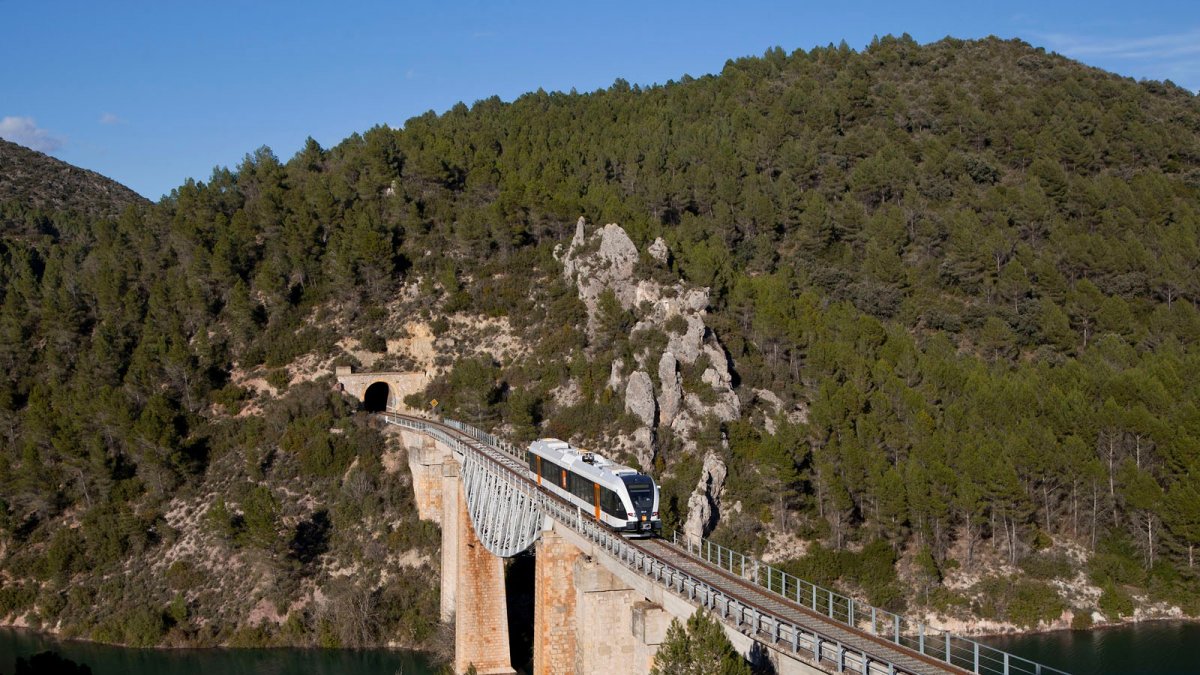 El tren de la Pobla creuant un pont.