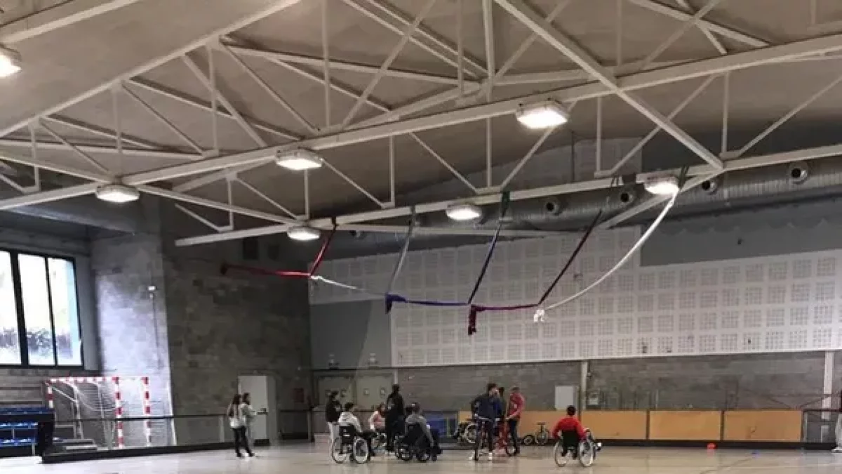 Un chico probando una bicicleta adaptada. - AYUNTAMIENTO DE LA SEU D’URGELL