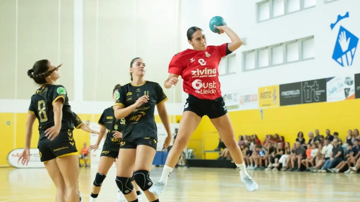 Claudia Moreno se dispone a lanzar a portería ante el Granollers en el partido en el que se lesionó.
