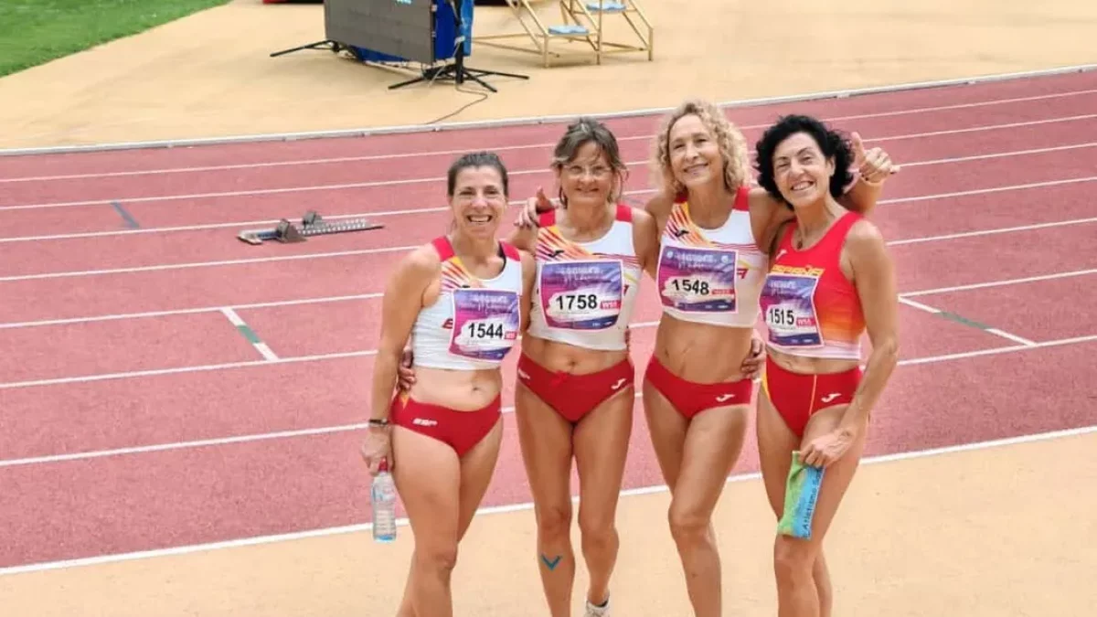 Feliça, segona per l’esquerra, amb l’equip de relleus.