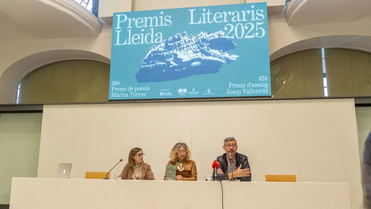 Rosa Mesalles, Pilar Bosch y Andreu Vàzquez, ayer en la presentación de los Premis Literaris de Lleida. - PAU PASCUAL PRAT