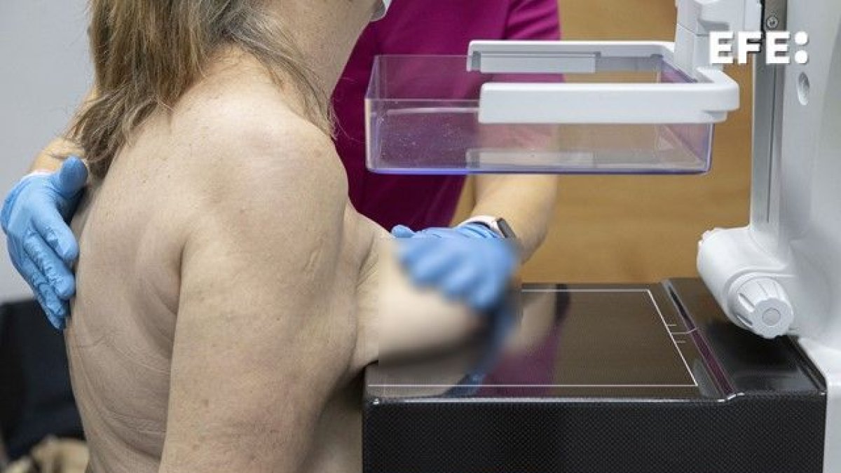 Una mamografia a una dona.
