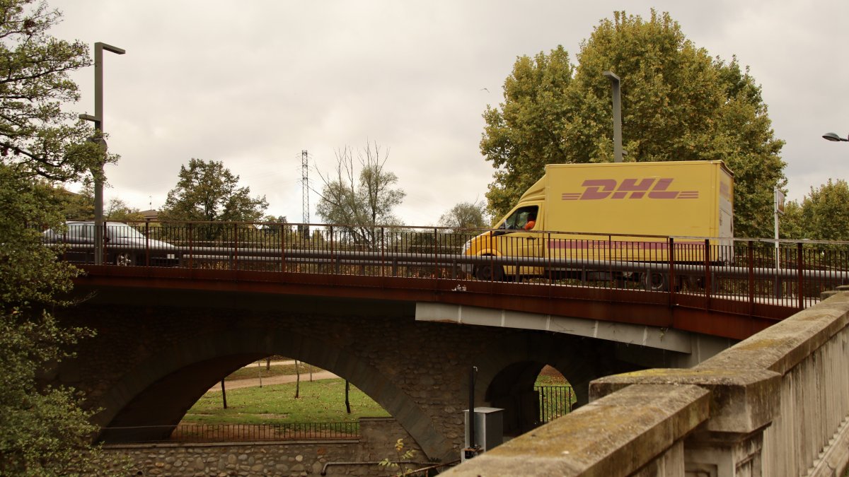 Un camió travessa un dels principals ponts d'entrada de Manlleu.