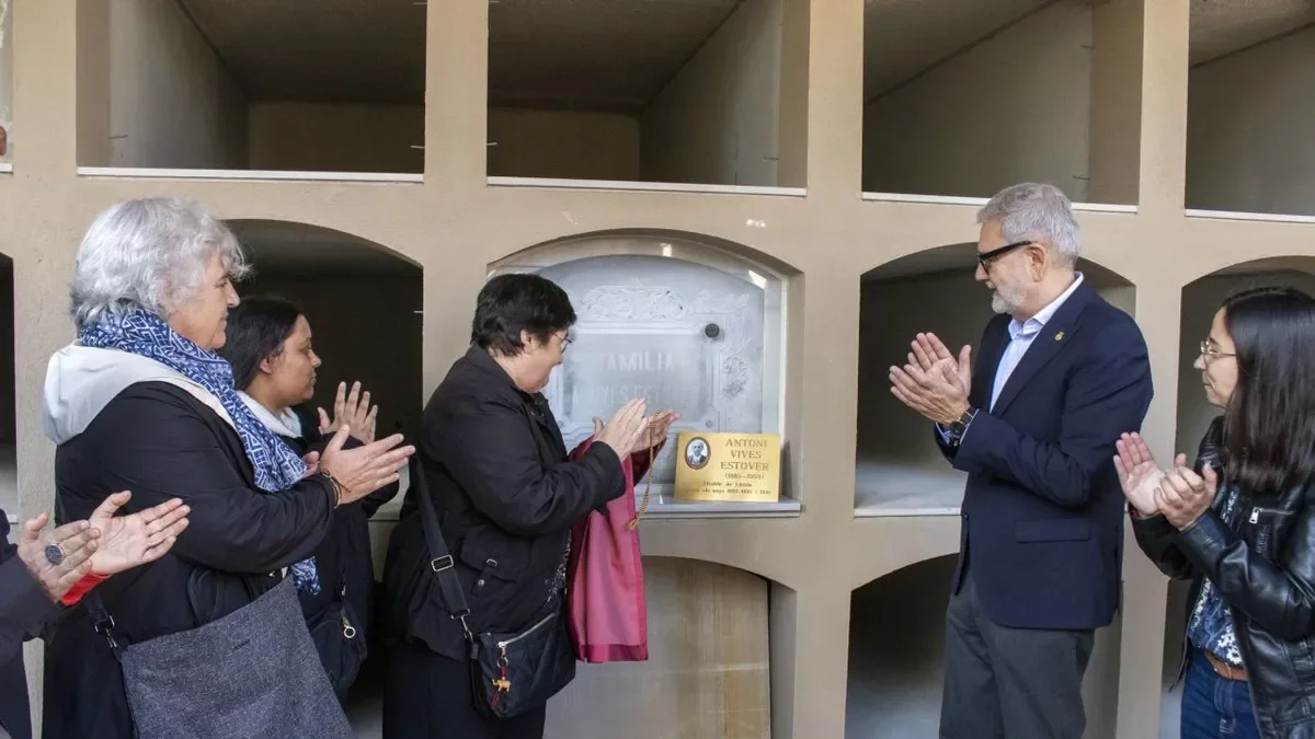 Moment en què es va descobrir ahir la làpida original de Vives, al departament de Santa Cecília. - ÀLEX SAMPER