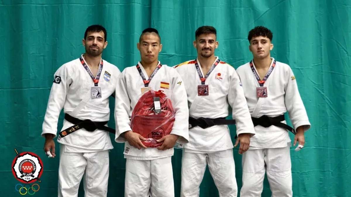 Takezo Kishi, el segon per l’esquerra.