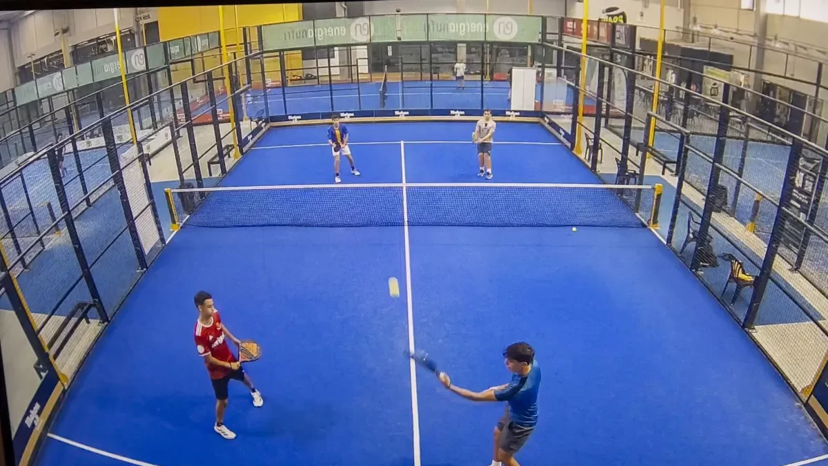 Un partit de pàdel a les instal·lacions de Waps a Torrefarrera. - JORDI ECHEVARRIA