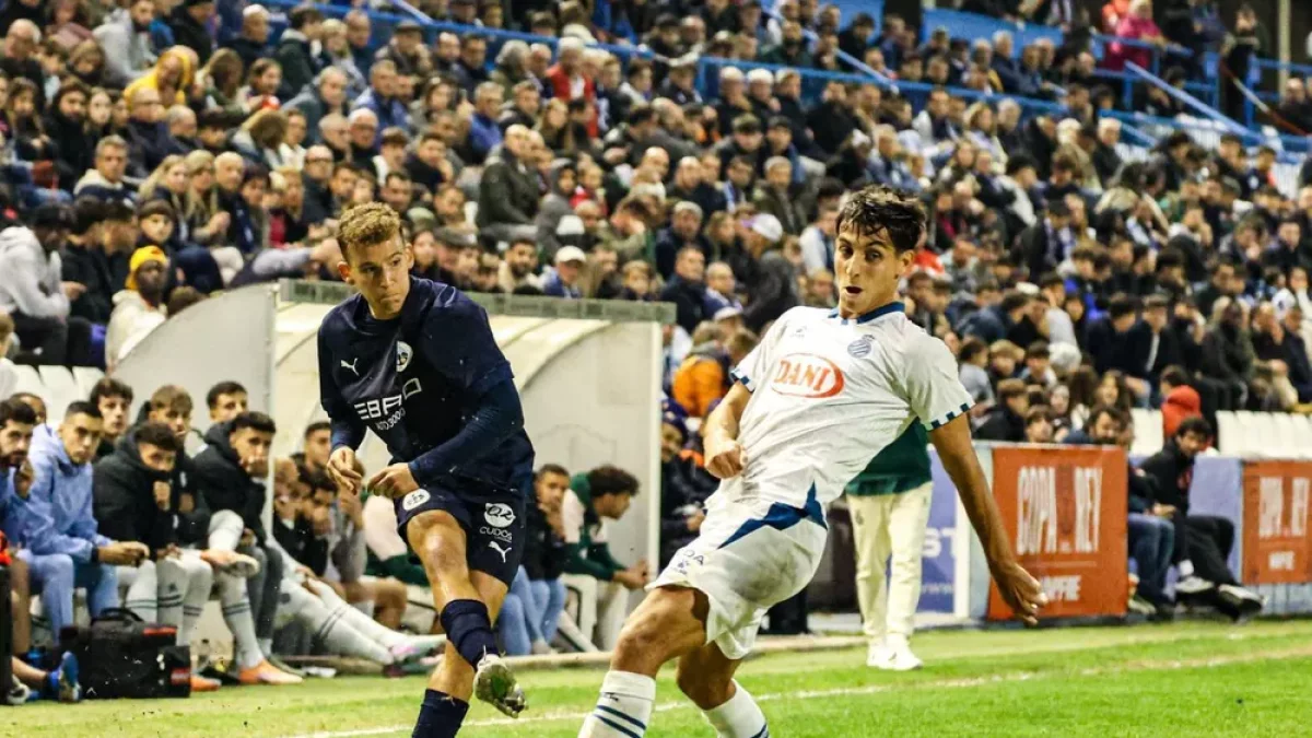 Nil Sauret cuelga un balón, ante la oposición del visitante Terrats. - INGRID SEGURA